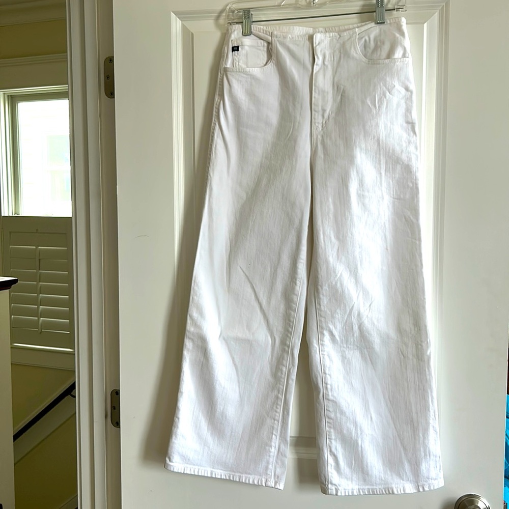 Adriano Goldschmied 28 wide leg jean on point style! Comfortable, excel. cond.